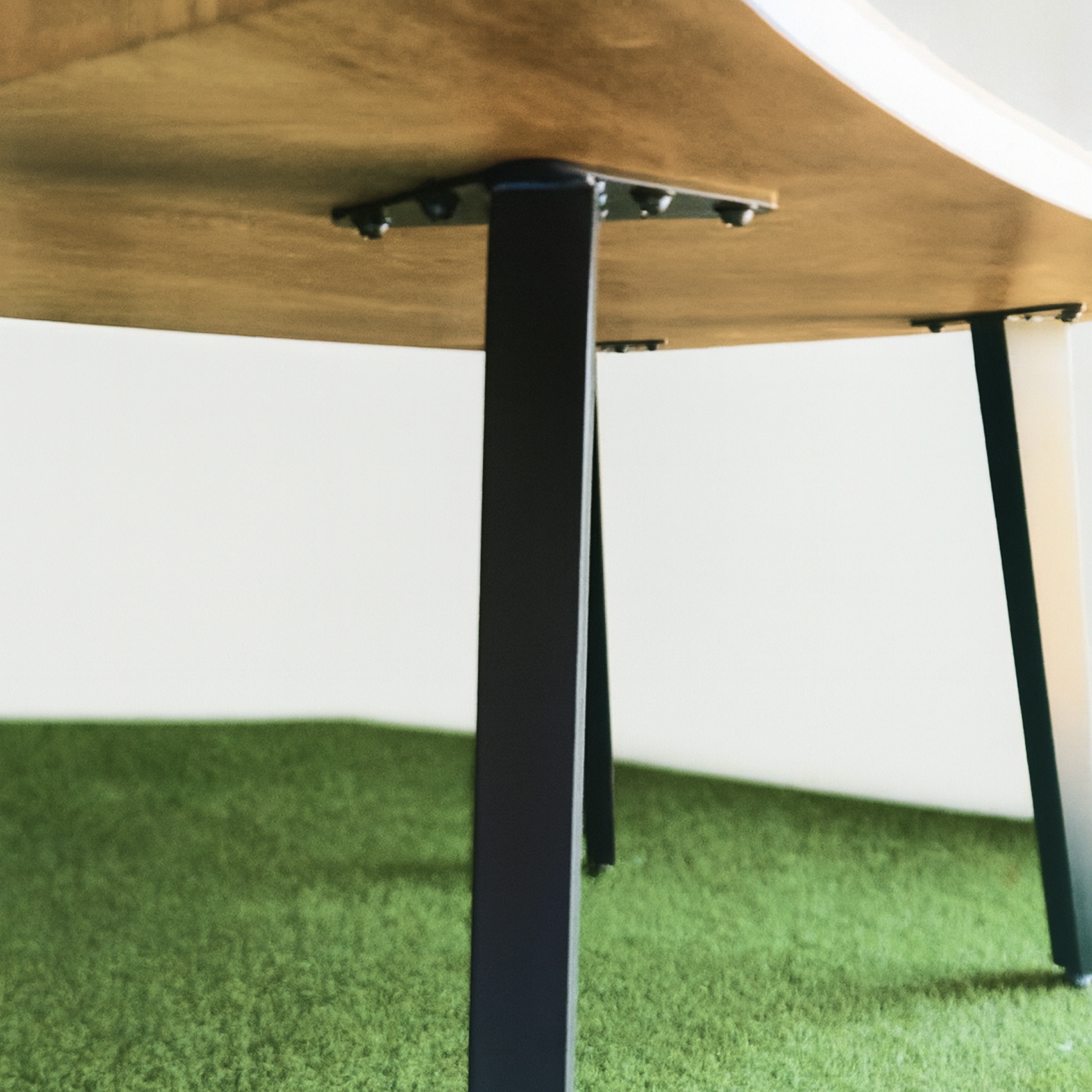Mesa Aneto | Diseño Orgánico con Cubierta de Madera y Patas Metálicas